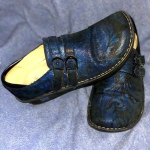 Alegria black & blue paisley print closed heel clogs-  women’s size 40 (9.5/10)
